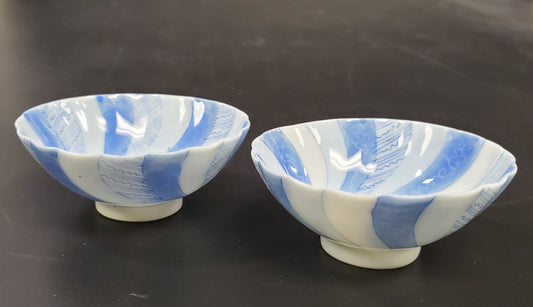 Fine Porcelain Pair of Spice Bowls or Salt Cellars in a Blue Swirl and Small Footer